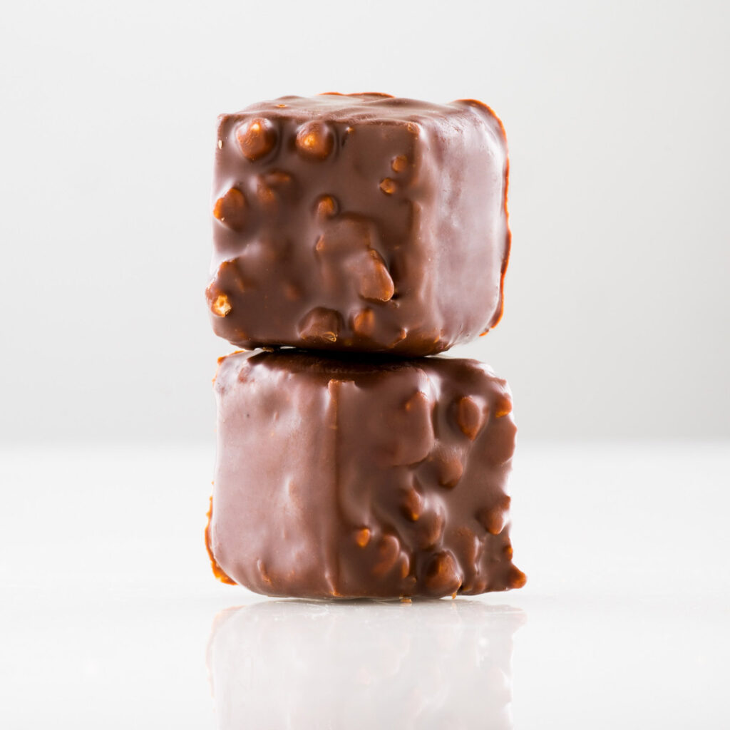 packshot produit sur fond blanc, de 2 chocolats l un sur l autre pour le chocolatier patrick roger