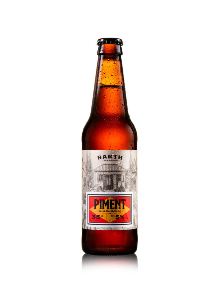 packshot produit sur fond blanc, d une bouteille de biere barth beer au piment