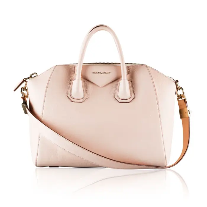 Packshot studio d'un sac à main Givenchy Antigona en cuir rose poudré avec réflexion sur fond blanc, photo produit de luxe