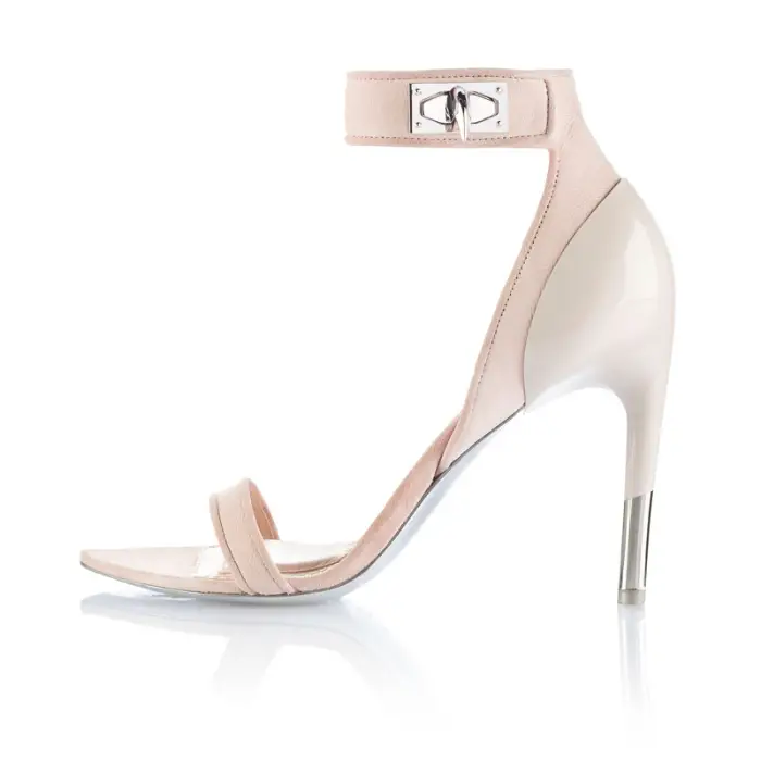 Vue latérale d'une sandale à talon haut de luxe beige et rose poudré avec bride de cheville à boucle métallique de style fermoir de sac, packshot studio sur fond blanc.
