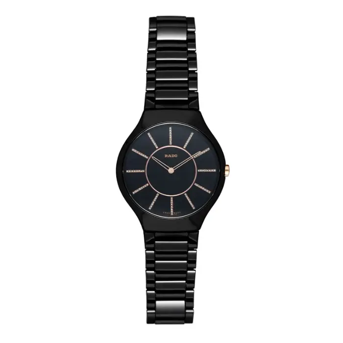 Vue de face d'une montre de luxe Rado en céramique noire brillante, avec cadran noir, index en diamants sertis et aiguilles or rose, présentée sur un fond blanc pur.